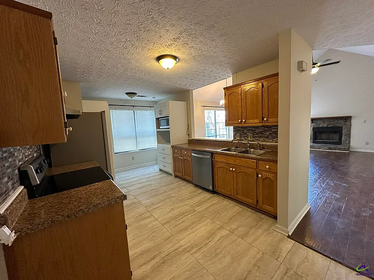 110 Island Blvd — Photo 4