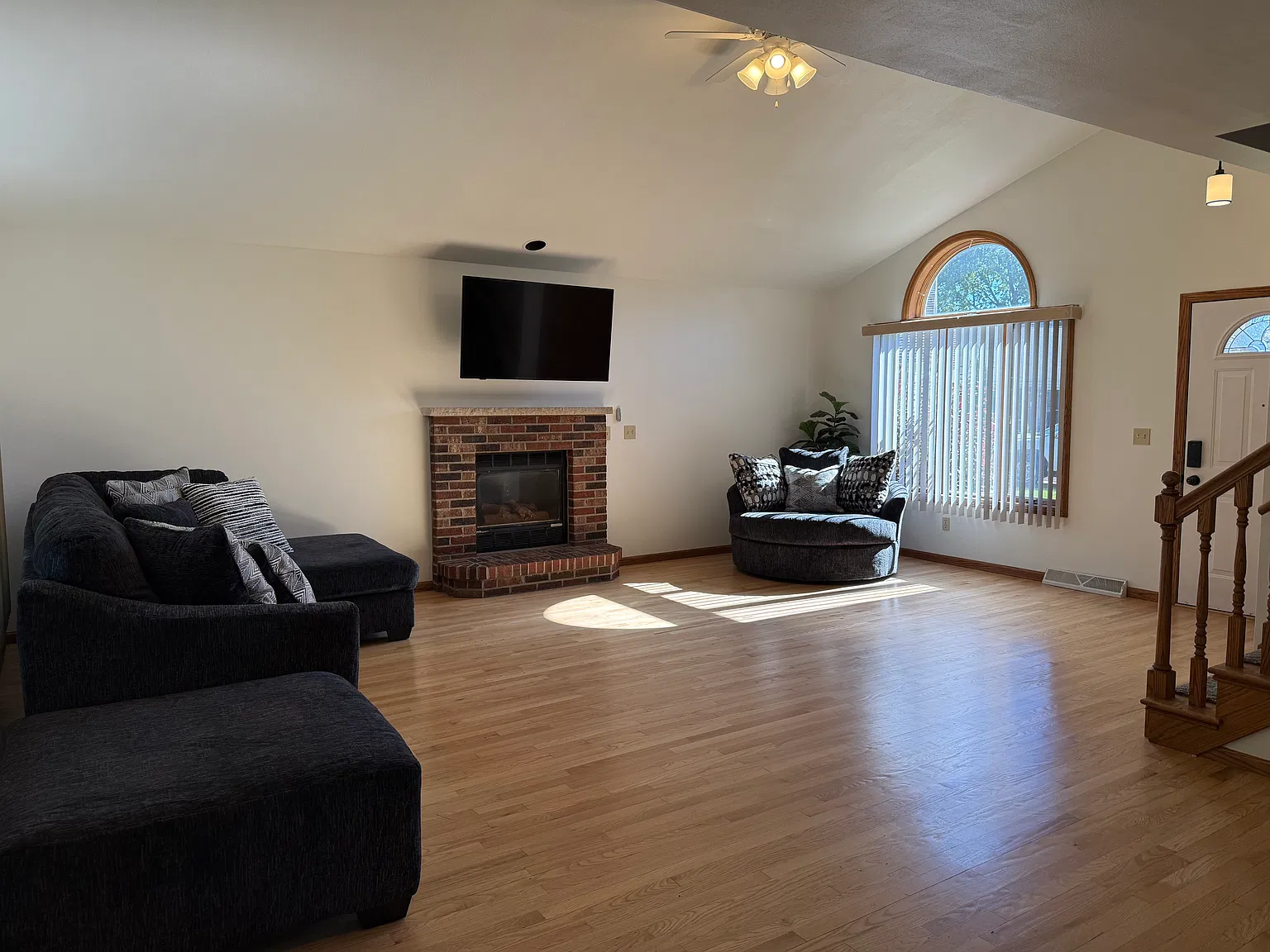 3 bed, 1.5 bath, $1,950 — Photo 2