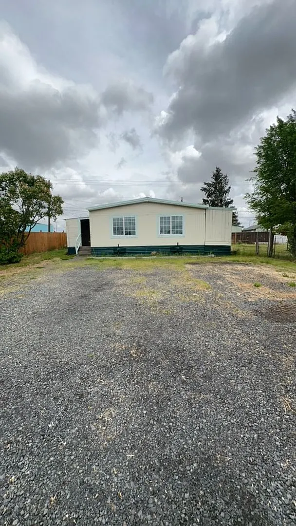 2 Bedroom / 1 Bathroom Manufactured Home in Metolius Oregon — Photo 1