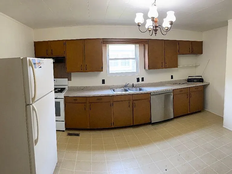 915 W Kirkwood Ave — Photo 3