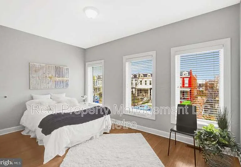 927 12th St NE — Photo 4