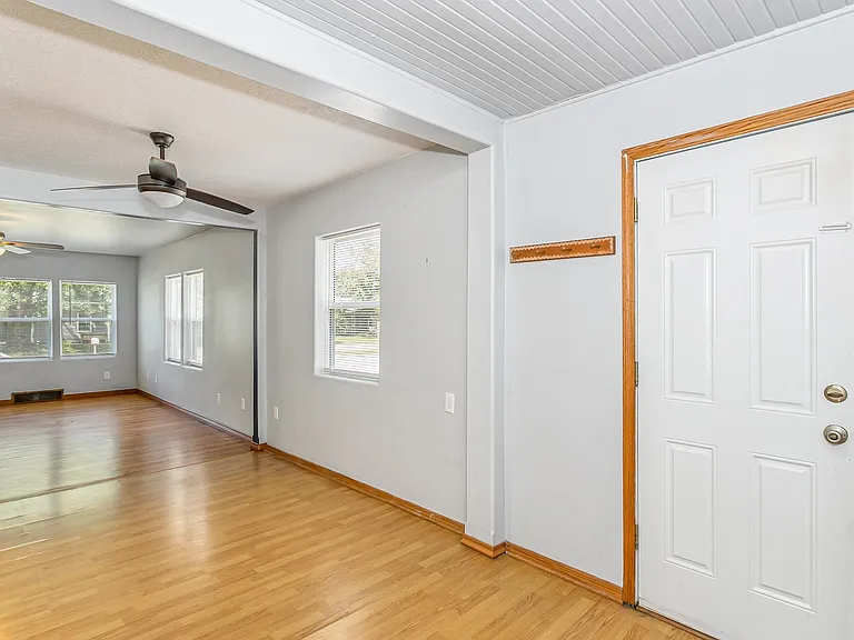 2914 N Clarence Ave — Photo 5
