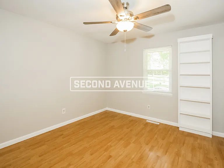 11032 N Harrison St — Photo 13