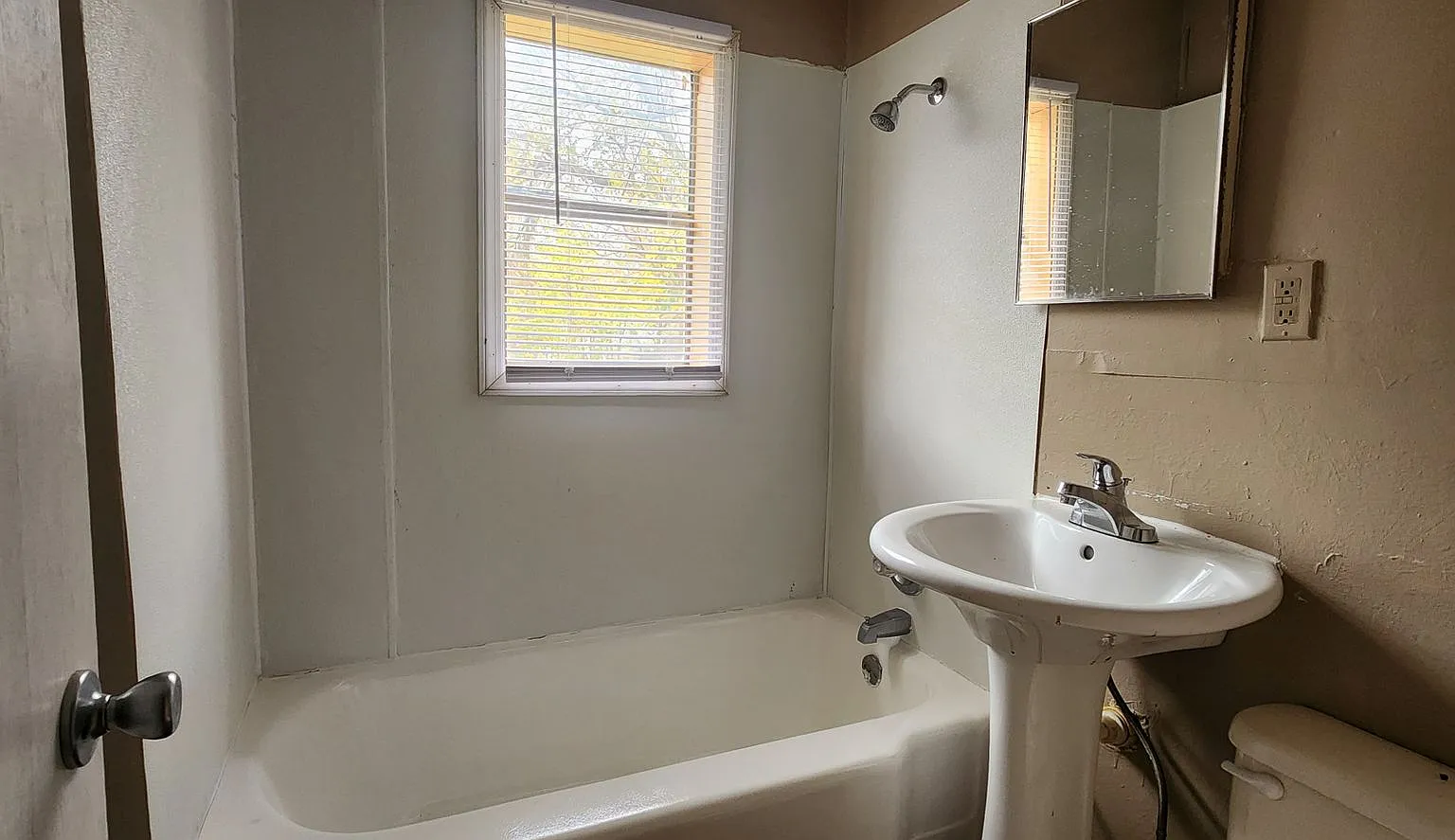 2 Bedroom / 1 Bath House — Photo 2