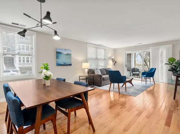 25 Holly Ln APT 1D, Brookline, MA 02467