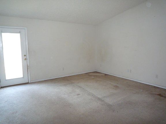3rd image of 13 Rollins Ln