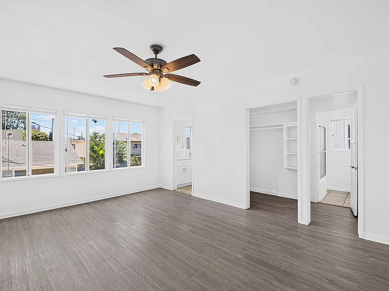 530 W 9th St — Photo 2