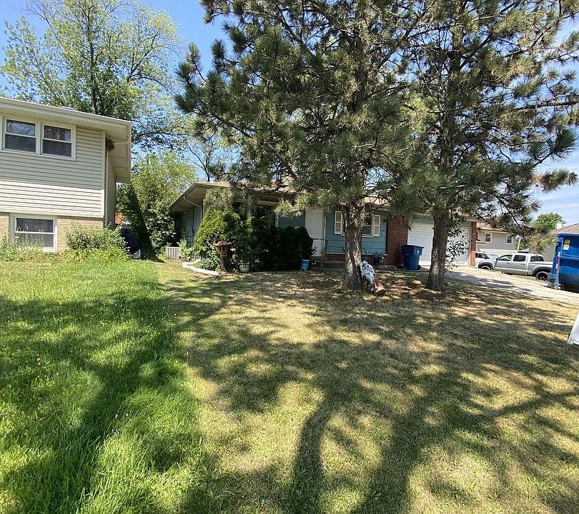 2nd image of 736 W Lake Manor Dr