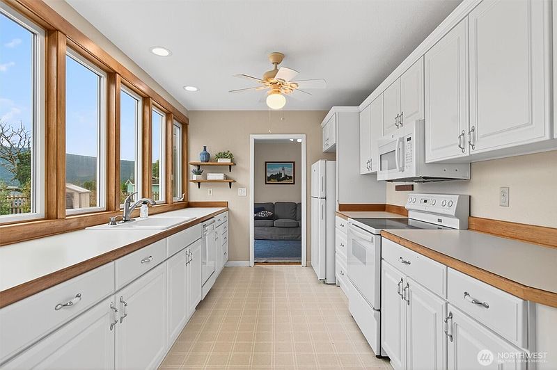 5th image of 82 E Sunny Sands Road