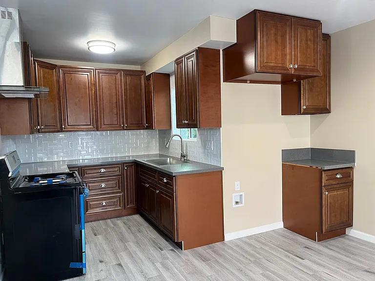 13816 Cohasset St — Photo 4