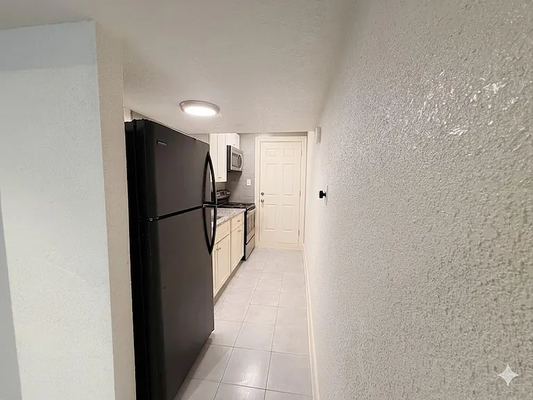 2127 Maximilian St #3 — Photo 3