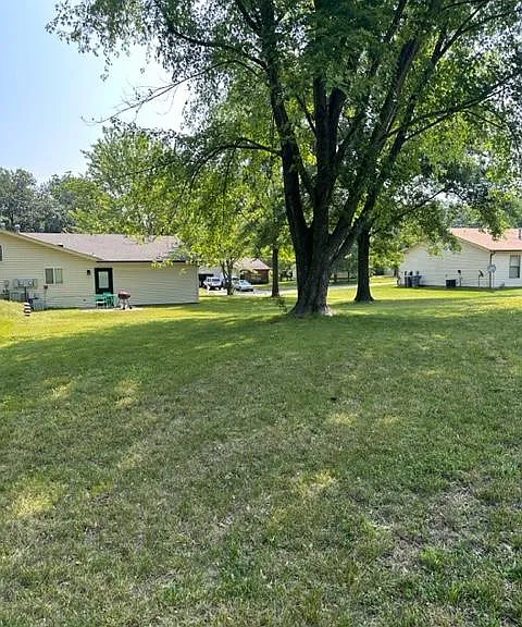 37 Joan Dr — Photo 4