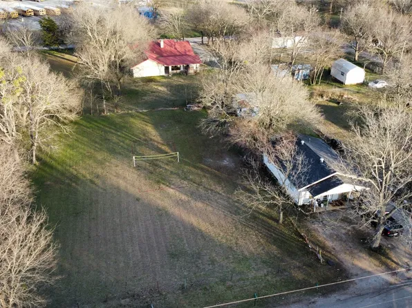 509 S San Antonio St, Wolfe City, TX 75496