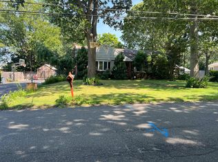 9 Rosemary Ln, Centereach, NY 11720