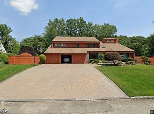 6 Presidential Dr E, Plainview, NY 11803