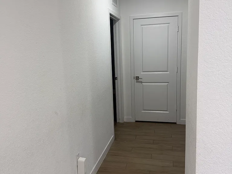 555 NE 6th Pl — Photo 6