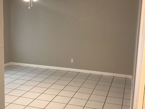 3rd image of 2807 S Lea Ave