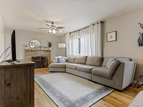 5th image of 695 Island Ct