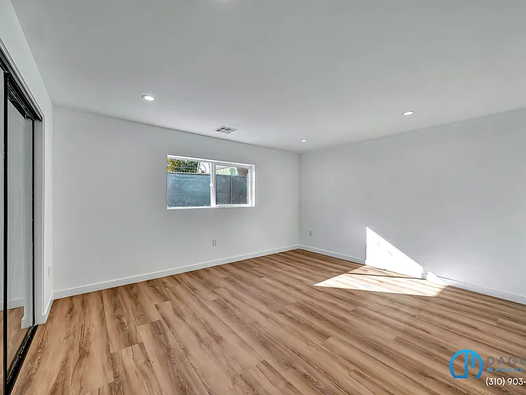 11845 Hamlin St — Photo 16