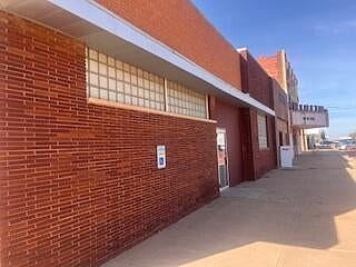 1st image of 402 W Main St