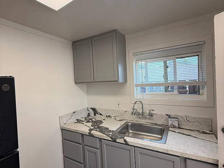 5252 1/2 Wood St — Photo 3