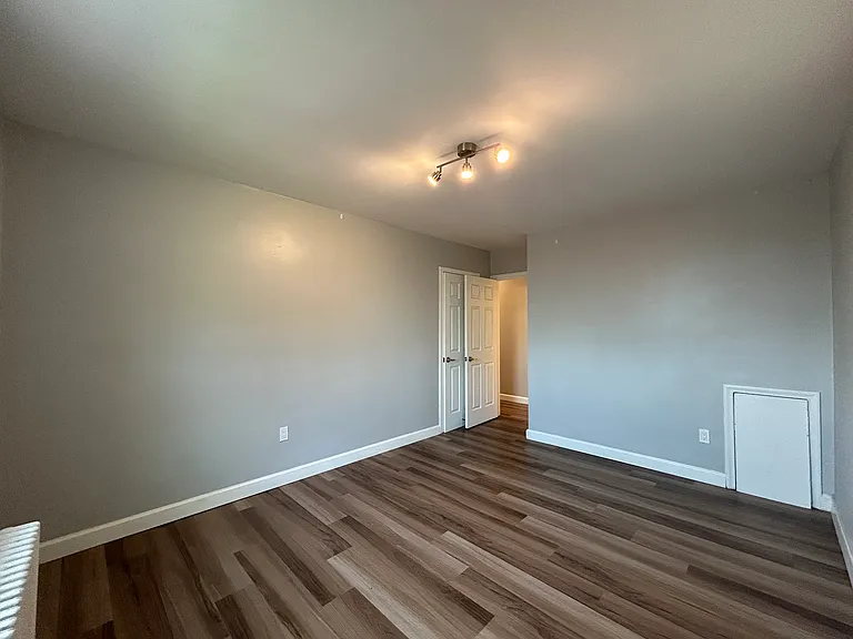 Royal Gardens Apartments — Photo 36