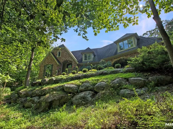 102 Seminary Dr, Mahwah, NJ 07430
