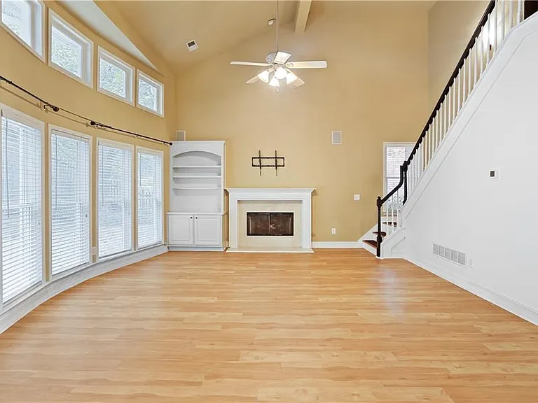1452 Crown Ter — Photo 3