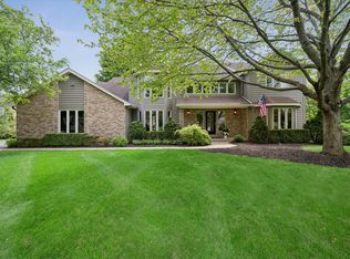2 Fenview Ct, Oakwood Hills, IL 60013