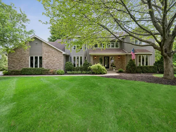 2 Fenview Ct, Oakwood Hills, IL 60013