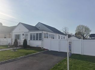 20 Woodside Ave, Freeport, NY 11520