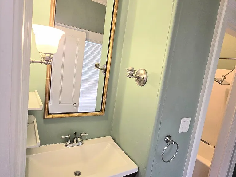 320 W Clinton St #3 — Photo 9