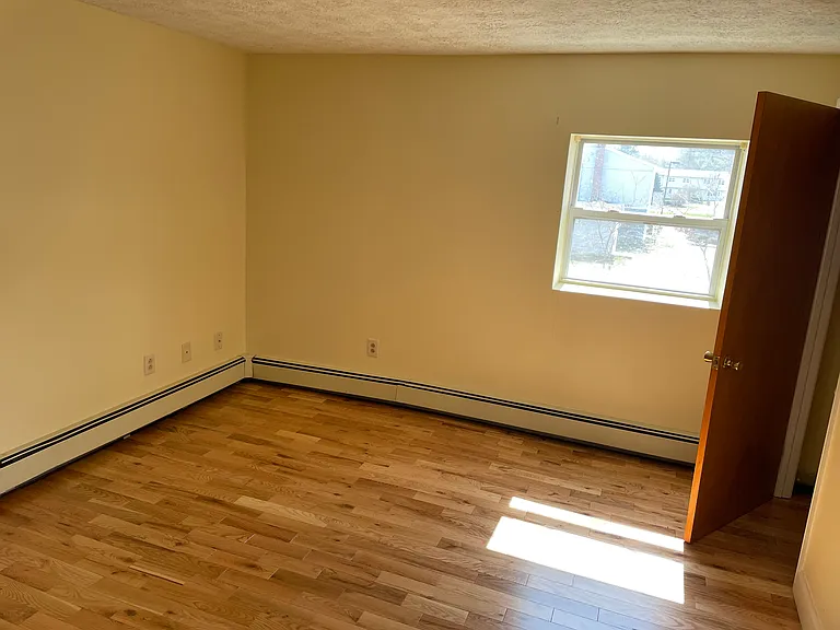 100 Strawberry Ave #3 — Photo 9