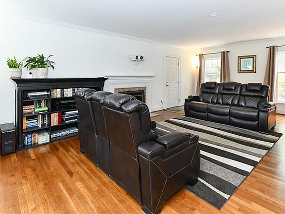 5th image of 209 Mistletoe Dr