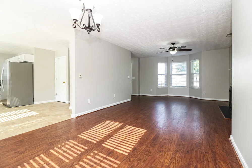 4 bed, 2.5 bath, 2082 sqft, $2,440 — Photo 2