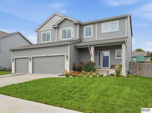 2016 Hummingbird Dr, Bellevue, NE 68123