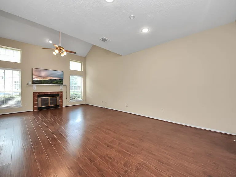 1022 Memorial Village Dr — Photo 11