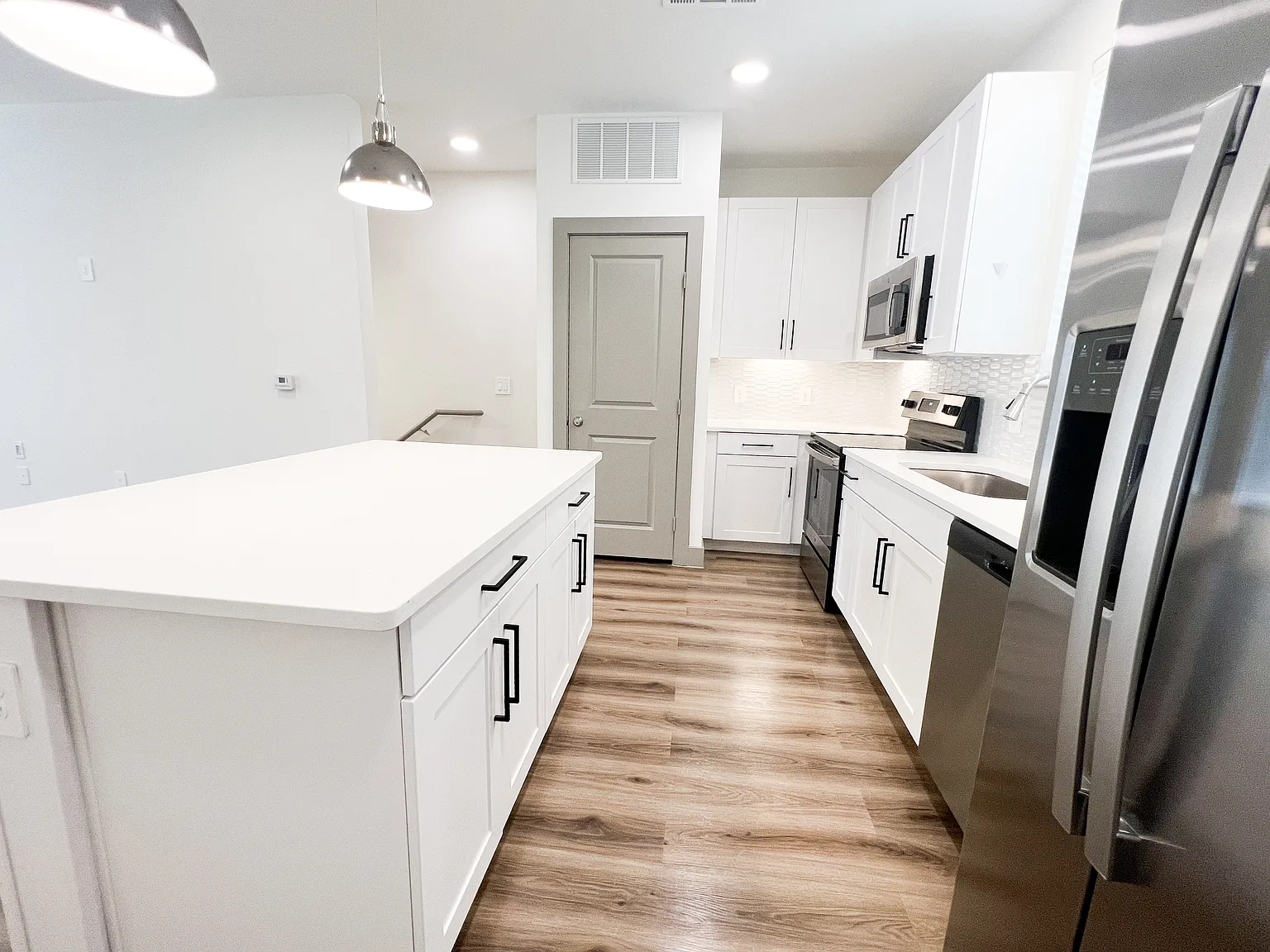 1 bed, 1.5 bath, 1076 sqft, $2,155 — Photo 3