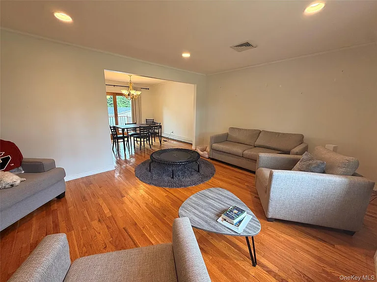 748 Leslie Ln — Photo 3