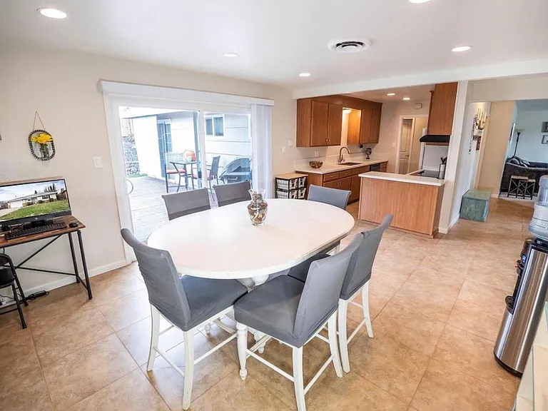 210 Canterbury Ave — Photo 8