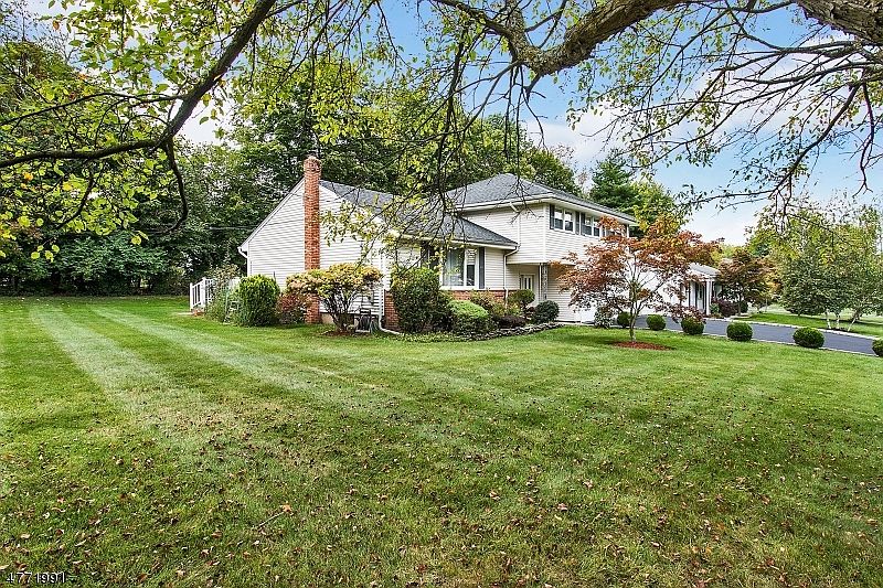 1st image of 2 Lombard Dr