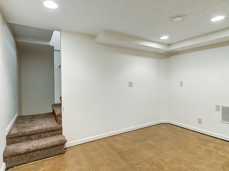 1052 N Layman Ave — Photo 27