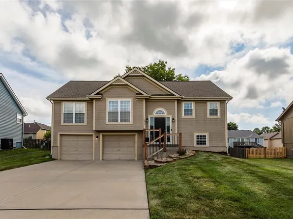 10919 N Skiles Ct, Kansas City, MO 64157