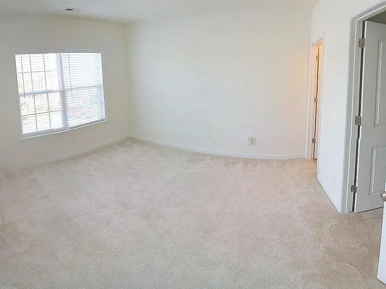 Master Bedroom #2 w/ Walk-in Closet and Master Bathroom #2 w/ Tub (Second Floor)