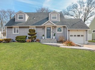 1747 Meadowbrook Rd, Merrick, NY 11566