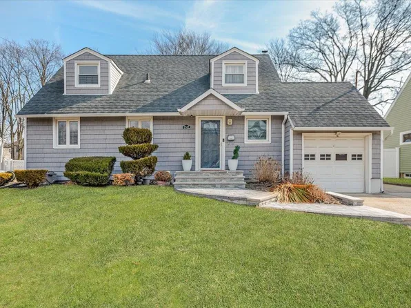 1747 Meadowbrook Road, Merrick, NY 11566
