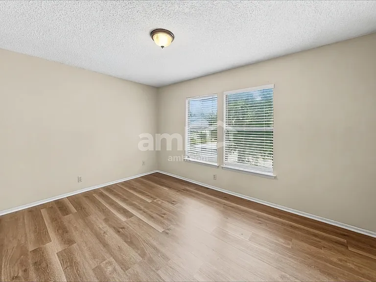 7659 Chatsworth — Photo 13