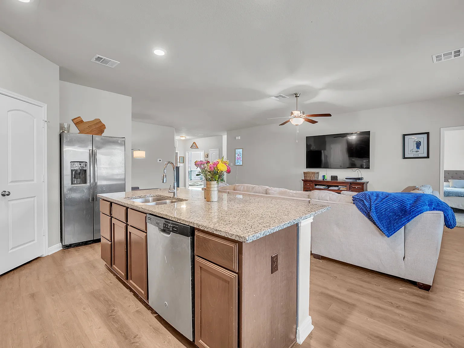 5 bed, 3.5 bath, 3048 sqft, $2,695 — Photo 3