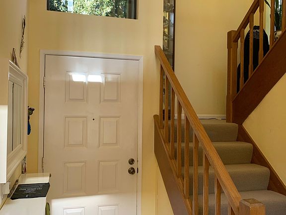 High ceiling at the foyer