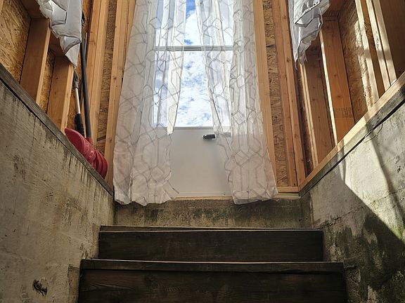 4th image of 171 College St APT 7